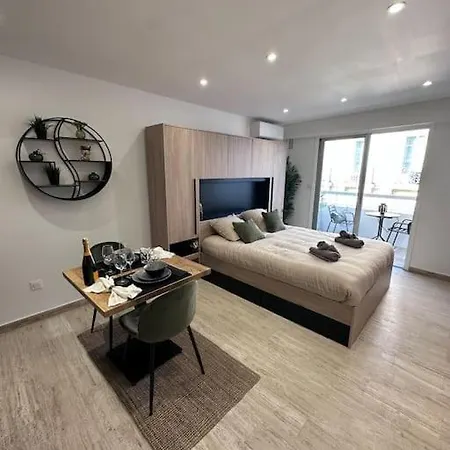 Superbe Avec Balcon Rue D'antibes * Cannes