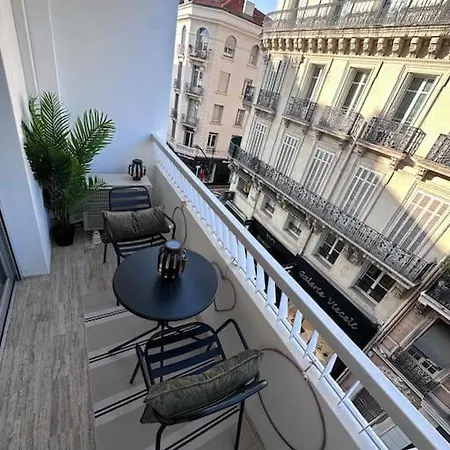 Superbe Avec Balcon Rue D'antibes *