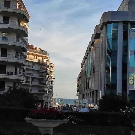 Superbe Avec Balcon Rue D'antibes